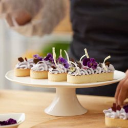 Blomsterberg Kagefad P� Fod �30 x H10 cm - Hvid Porcel�n