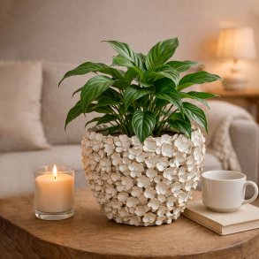 H�ndlavet Keramik Urtepotteskjuler Med Blomster - 21,5x17,5 cm. - Hvid