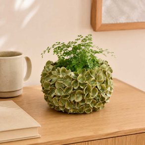 H�ndlavet Keramik Urtepotteskjuler Med Blomster - 15x11 cm. - Gr�n