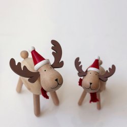 Rensdyr Med Nissehue i Fyrretr - 9,6 cm