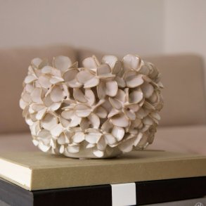 H�ndlavet Keramik Urtepotteskjuler Med Blomster - 15x11 cm. - Hvid