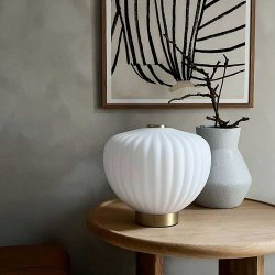 Moud Home Moma Bordlampe 27 cm.   Opal Glas/Brstet Messing