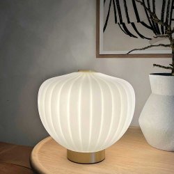 Moud Home Moma Bordlampe 27 cm.   Opal Glas/Brstet Messing