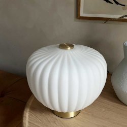 Moud Home Moma Bordlampe 27 cm.   Opal Glas/Brstet Messing